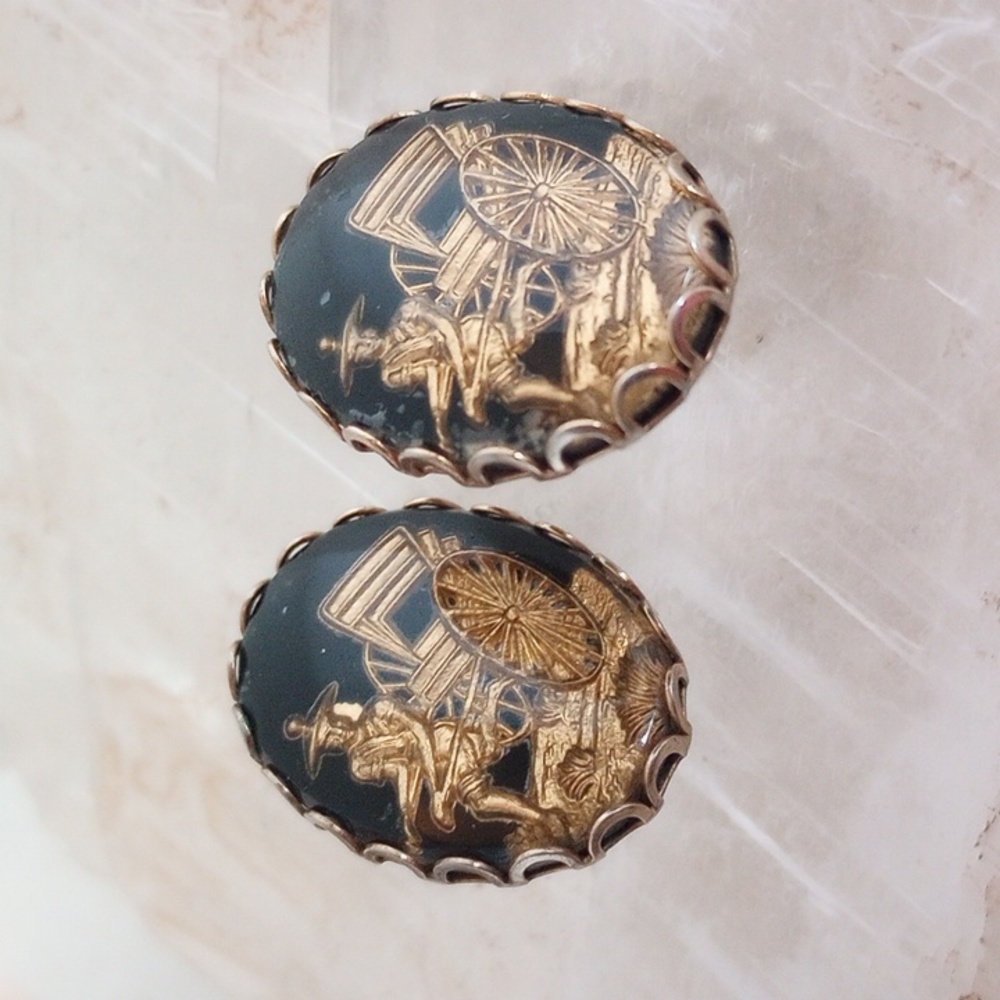 VINTAGE INTAGLIO INVERTED GLASS RICKSHAW CLIP EARRINGS BLACK/GOLD 1" X 3/4"